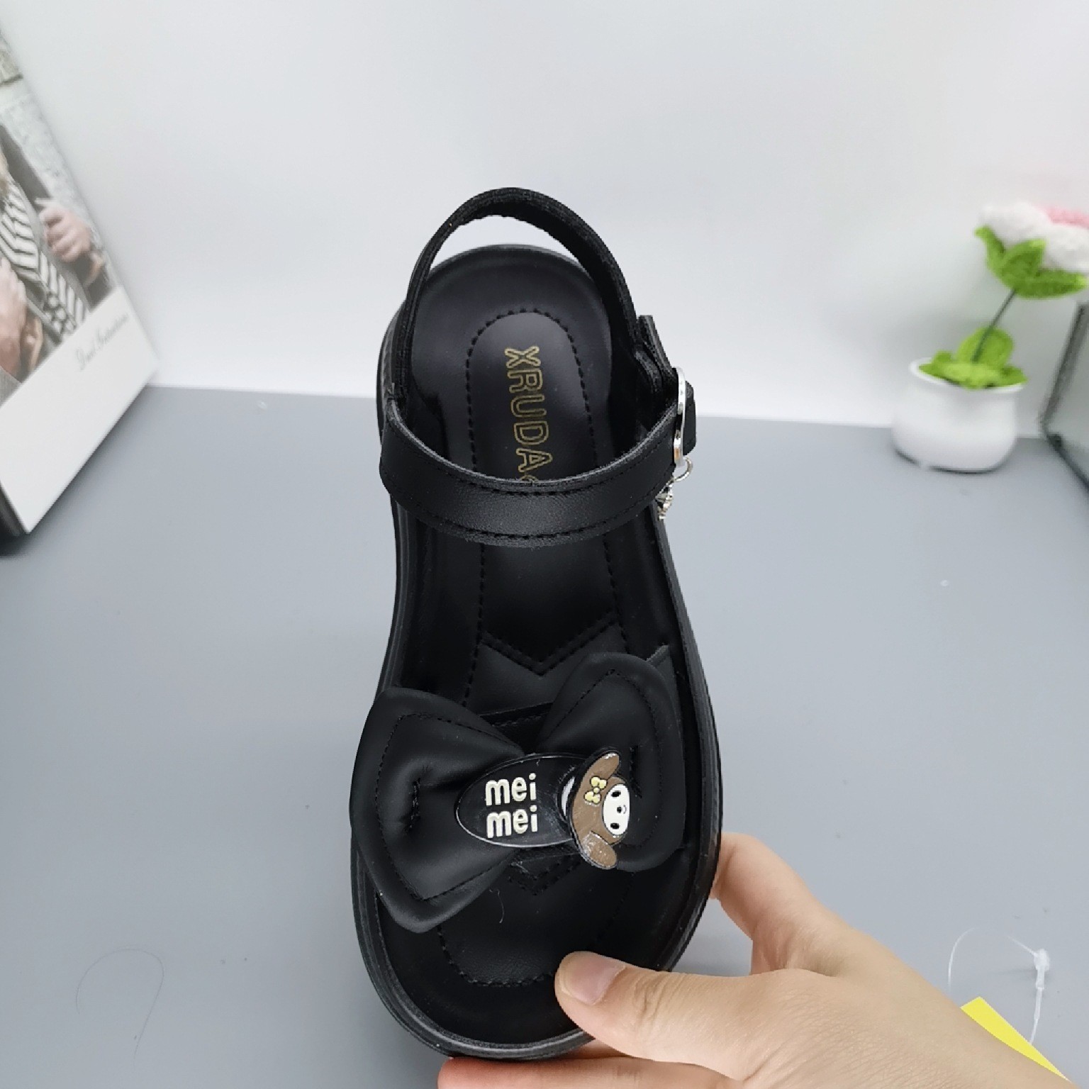 Sandalias de verano estilo caliente 2025 tesoro femenino retro estilo 5-12 años a través de la red zapatos casuales antideslizantes tendón de res zapatos de princesa Meliti