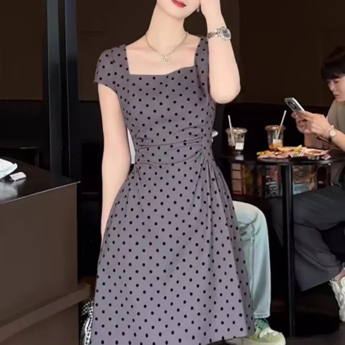Váy maxi nữ cổ vuông họa tiết chấm bi tay ngắn xếp nếp thắt eo — Màu xám (váy dài), Màu xám (váy ngắn) chi tiết 15