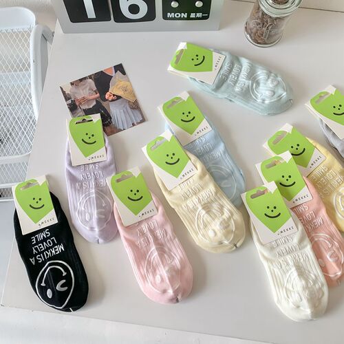 Spring and summer new style Morandi cute shallow mouth invisible boat socks versatile smiling face silicone non-slip summer women's socks wholesale
