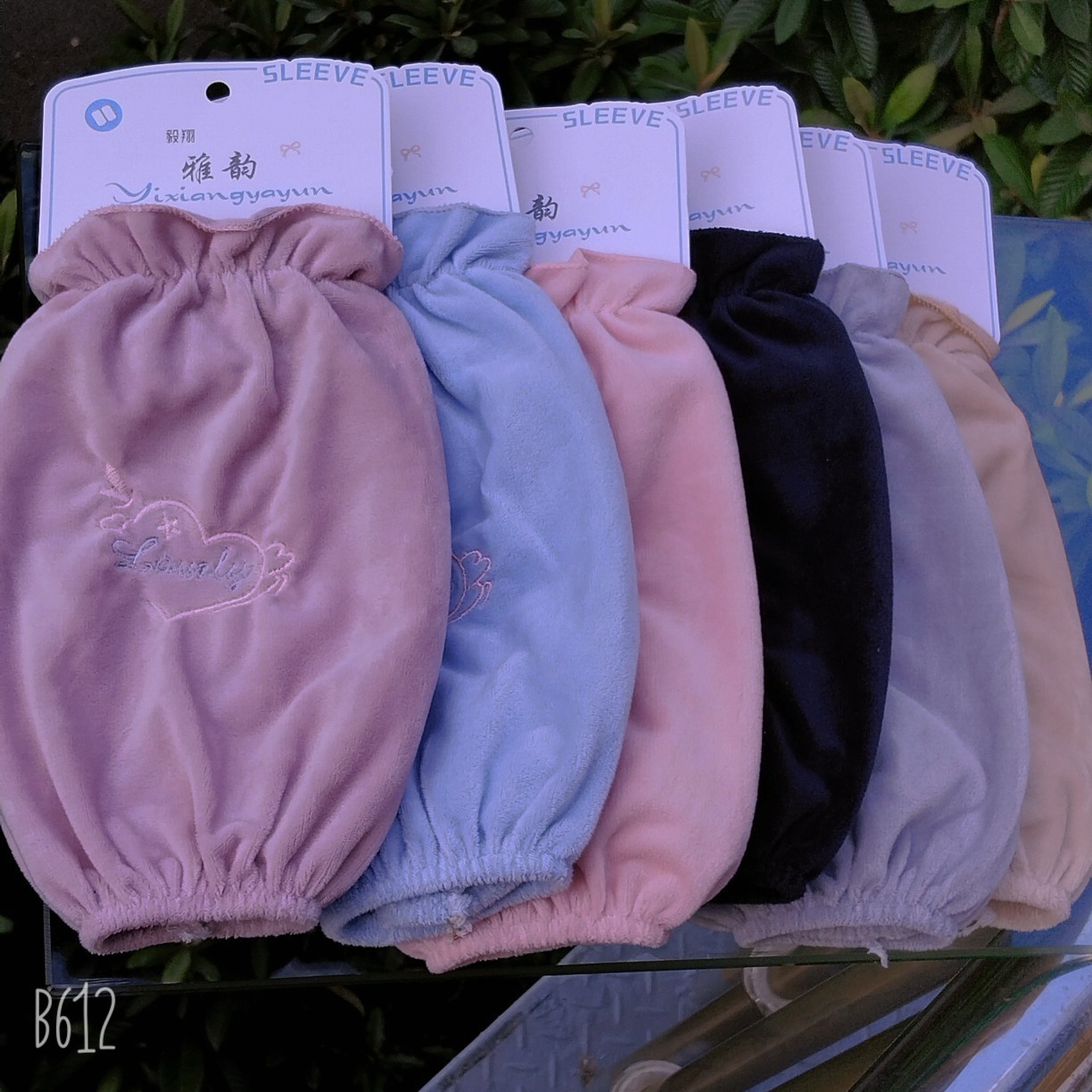 夏季防晒绣花秋冬季时尚绒布袖套成人长款袖套防尘防污大量供应