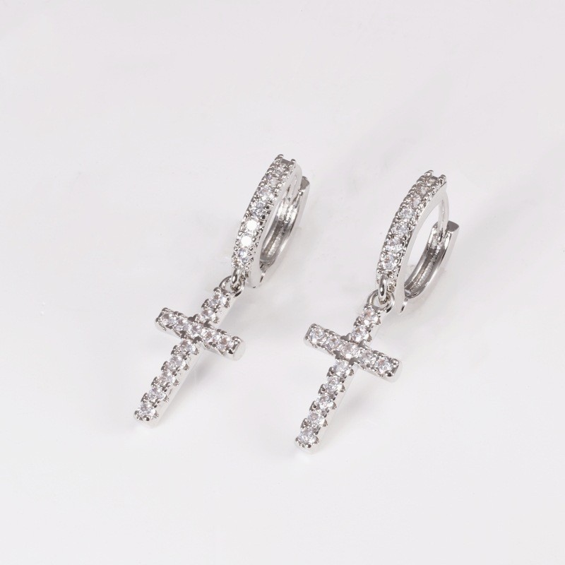 Silver pointed spike labret stud material detail