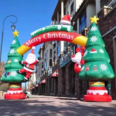 Fabricante de modelos inflables navideños abre sus puertas con modelos inflables de árbol de Navidad, Papá Noel trepando por la pared, muñeco de nieve, tren y arco de dibujos animados.