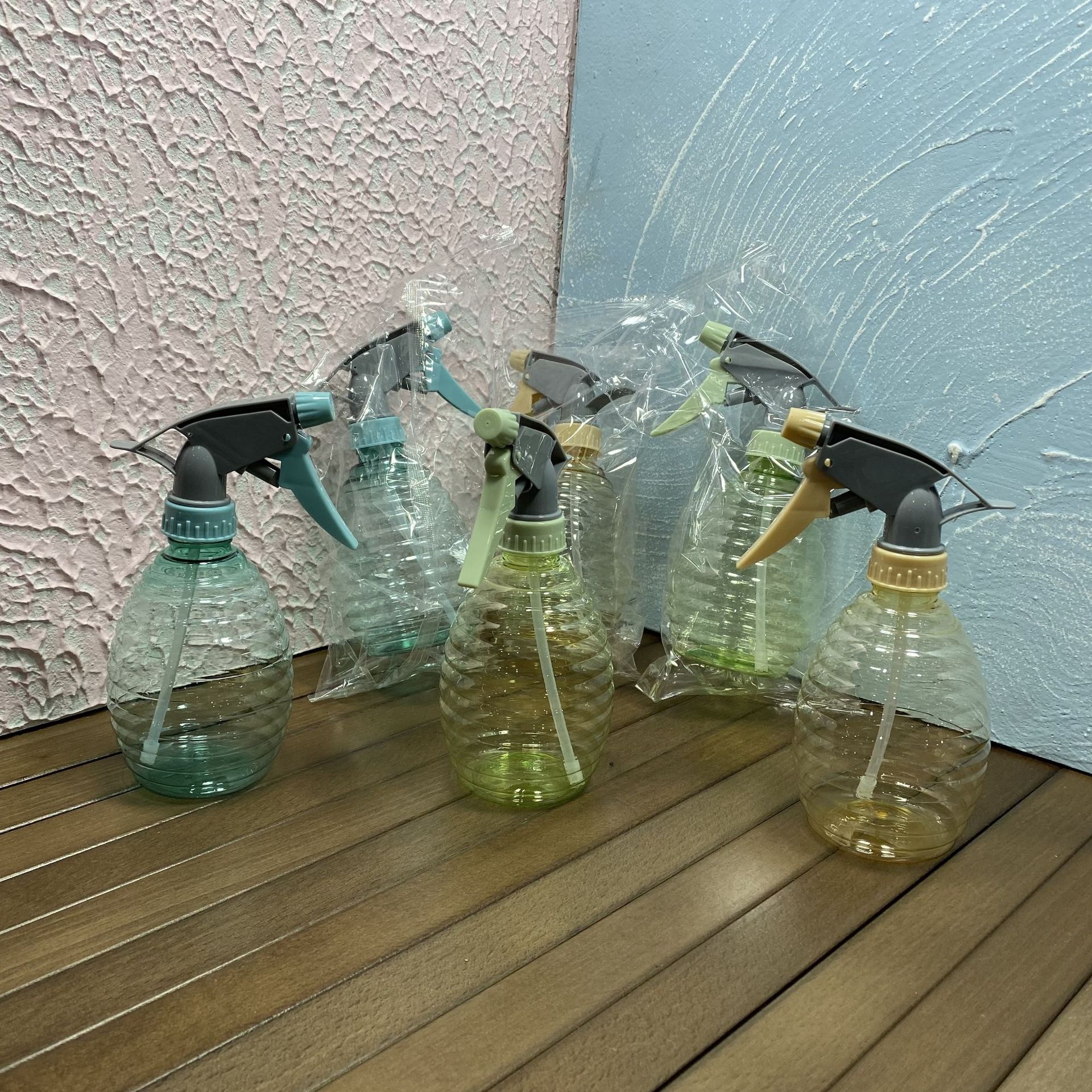 Manufacturer's direct supply of gardening hand pressure sprayer, balcony watering, moisturizing air pressure sprayer, transparent plastic sprayer