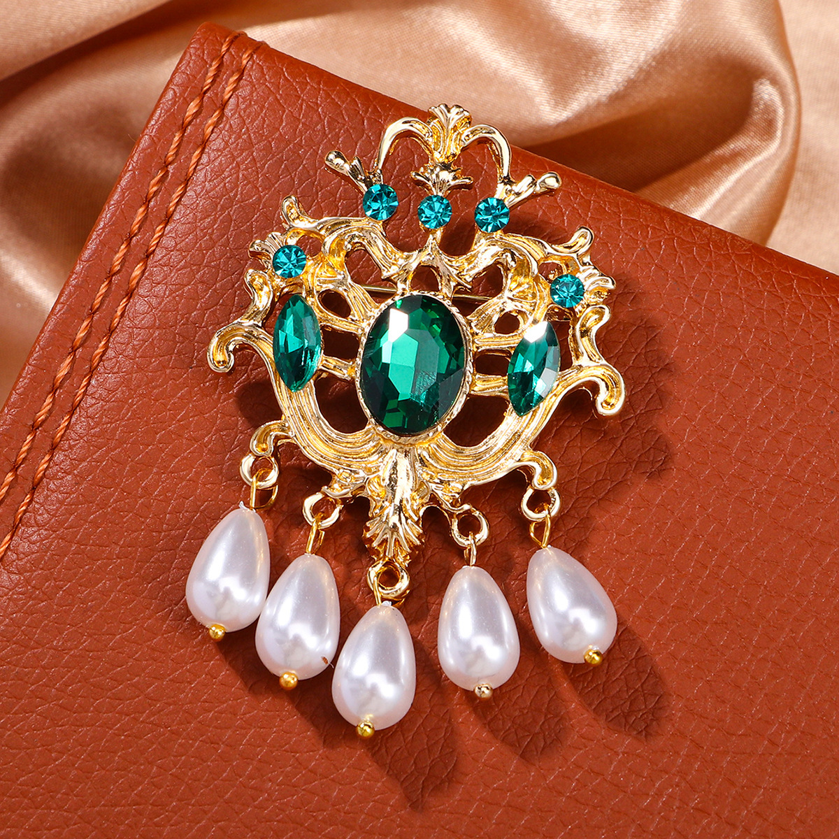 European and American Hot-Selling Palace Style Emerald Gemstone Brooch Western Style Baroque Pearl Corsage Coat Accessories