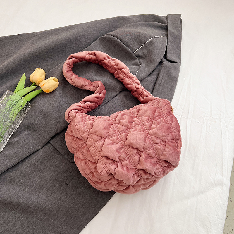 Nuevas nubes plisadas envuelven a las mujeres han bangchao nicho terciopelo envuelve albóndigas casuales envueltas en moda envueltas en un hombro y axilas