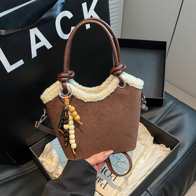 Otoño y invierno coreano bolso de terciopelo de seda mujer 2025 nueva moda versátil bolso de cubo de viaje mochila de hombro