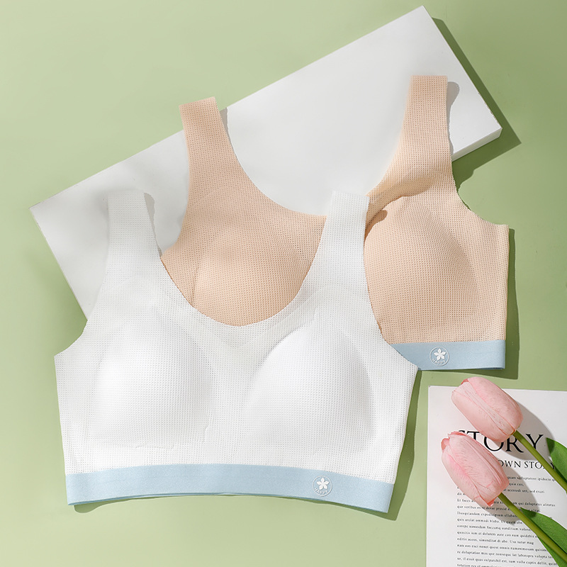 Seamless girls' underwear with elastic mesh fabric, skin-friendly, breathable, invisible, soft support, lightweight and comfortable during puberty.