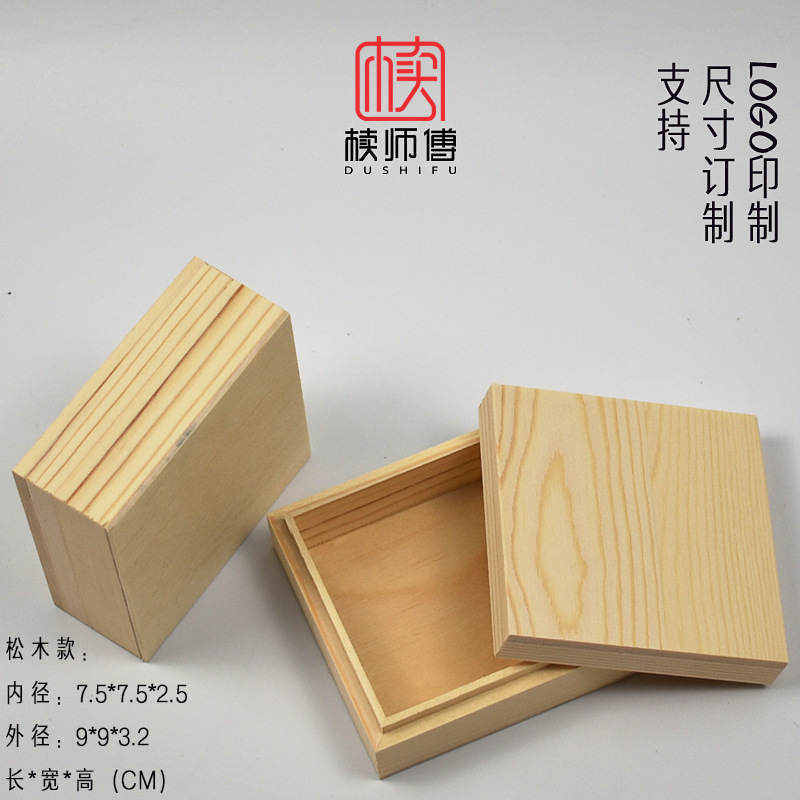 Внутренние размеры: длина 7,5 см, ширина 7,5 см, высота 2,5 см (конструкция верхней и нижней крышки), сосновая древесина.