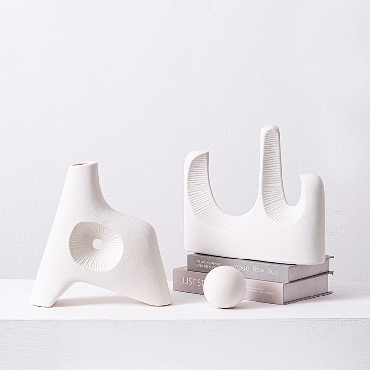 リビングルームの置物は軽くて豪華で高級な雰囲気のお酒棚の装飾品です。