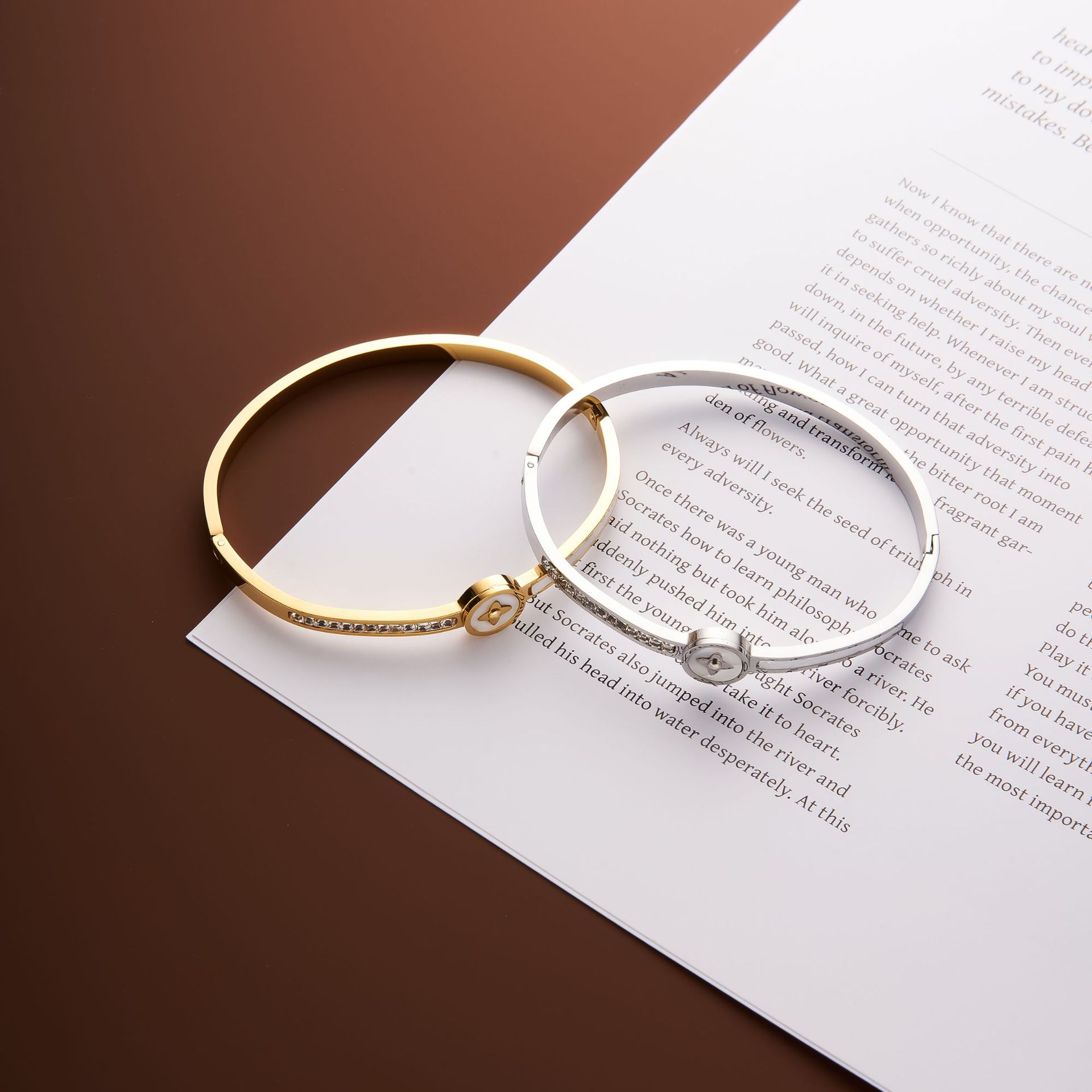 Fabricantes al por mayor de moda de acero inoxidable hebilla de trébol de cuatro hojas pulsera circón femenino Baibei ins personalidad no se desvanece nuevo estilo