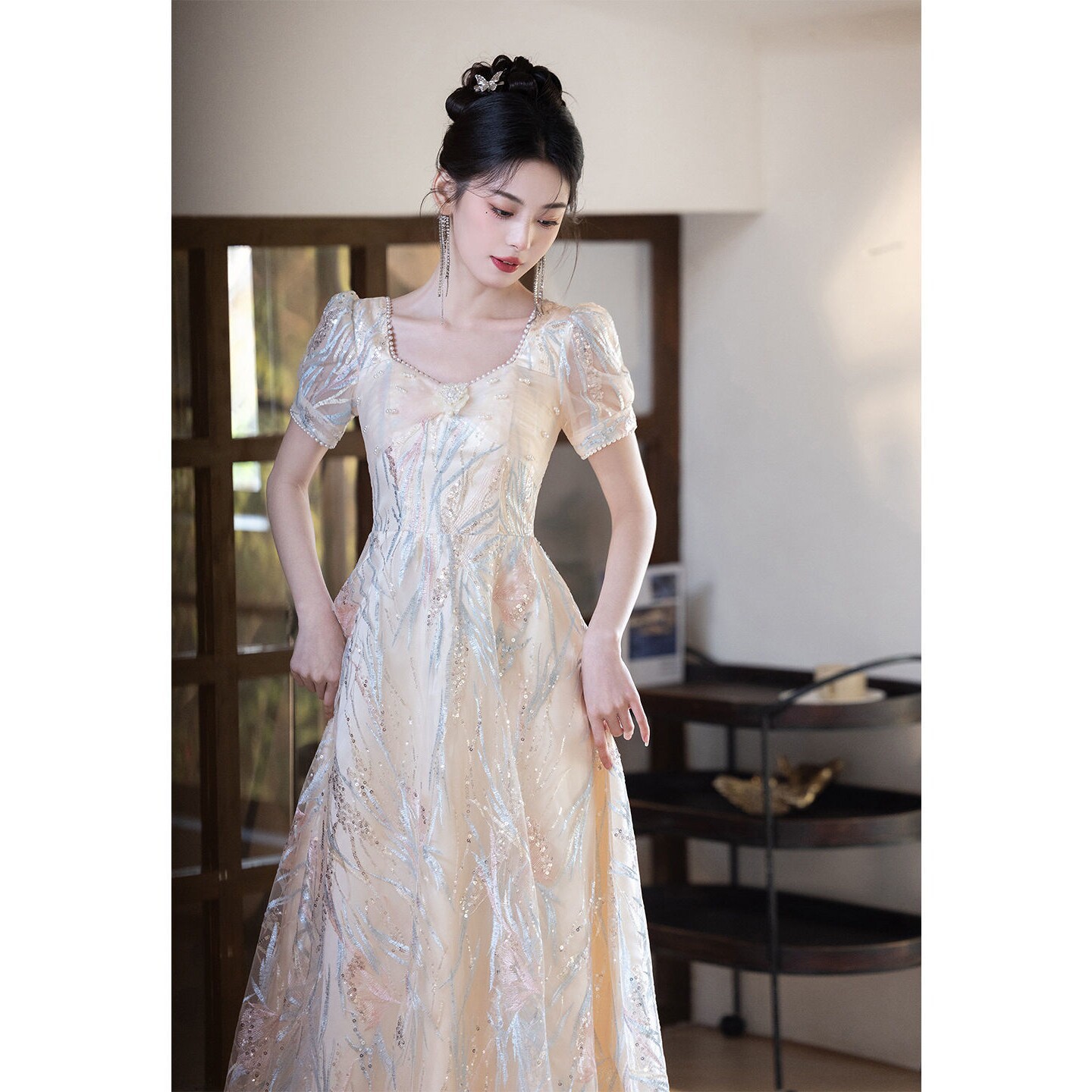 Đầm maxi nữ thắt eo phong cách Pháp, thiết kế dáng dài sang trọng, tay dài, cổ chữ V, chất liệu cao cấp — Màu champagne