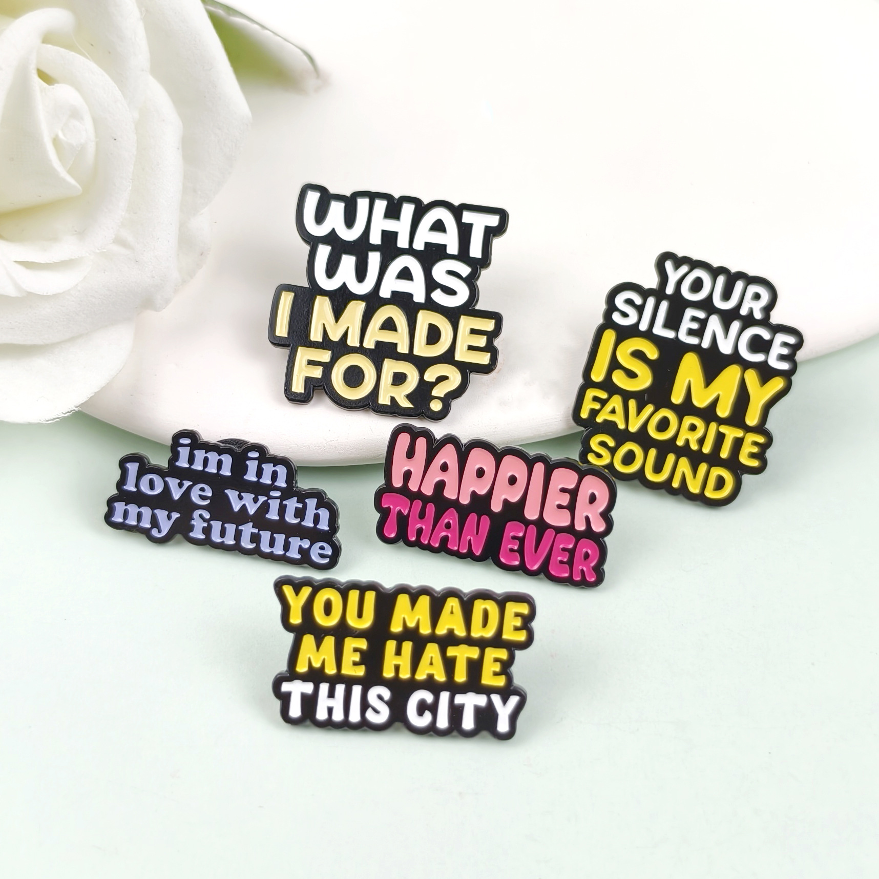 Insignia de metal personalizada Moda Serie de letras en inglés Broche geométrico Chaqueta Decoración fija Accesorios de cuello