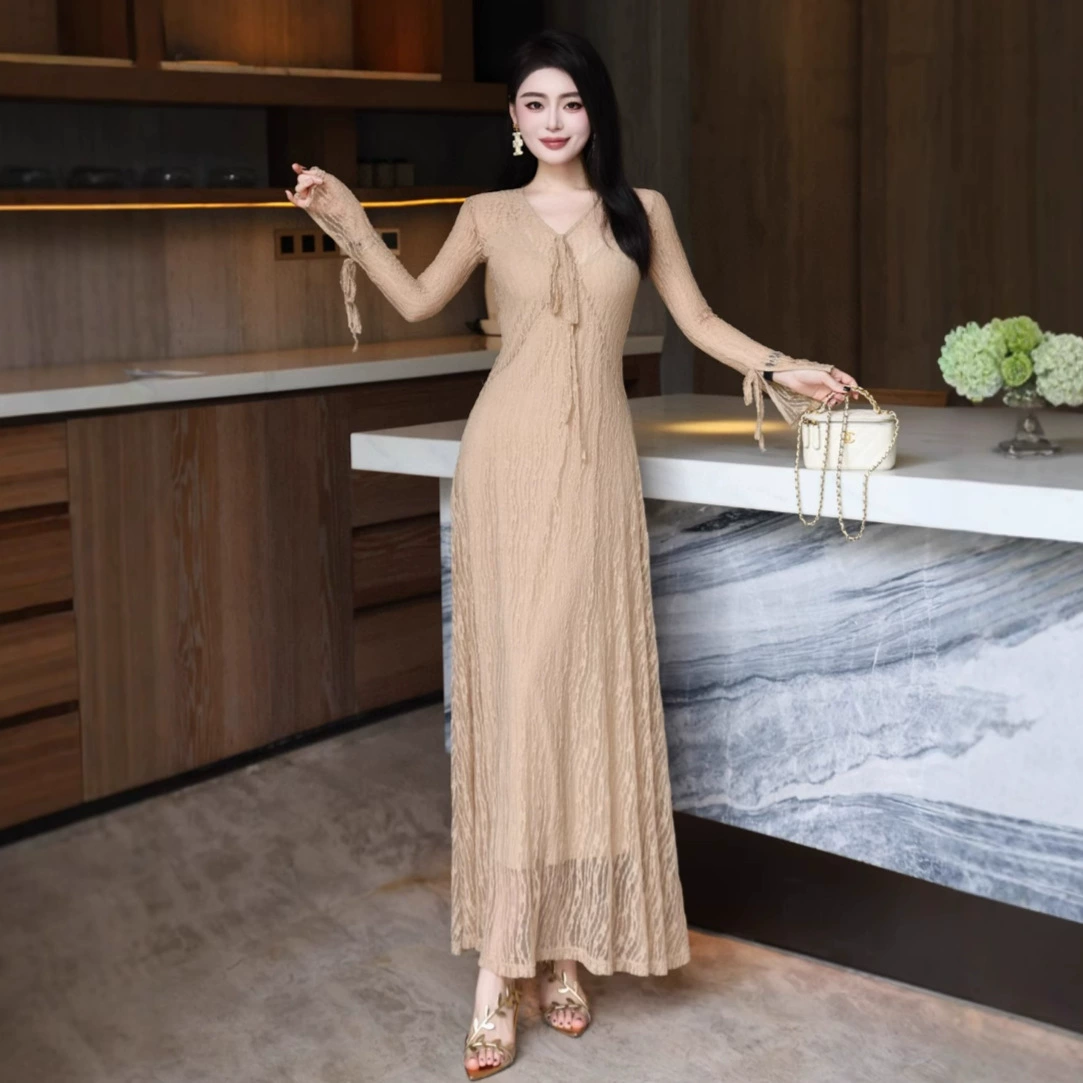 Европейская элитная легкая и зрелая супер популярная юбка средней длины для женщин, лето 2025, новый стиль, французское платье с v-образным вырезом, облегающее бедра