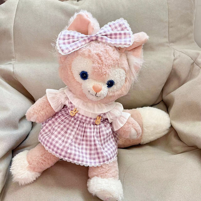 나무 단추가 달린 보라색 체크 무늬 스커트