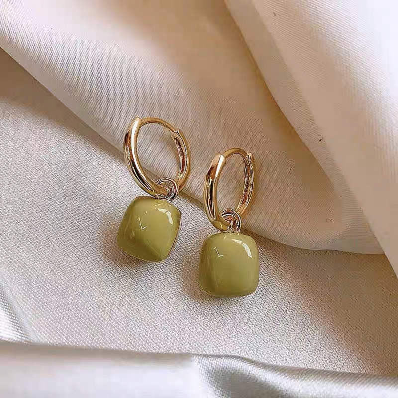 Pendientes de hebilla de oreja de viento frío de moda de celebridades de Internet con corazón de melocotón blanco simple y blanco coreano [Protección del medio ambiente]
