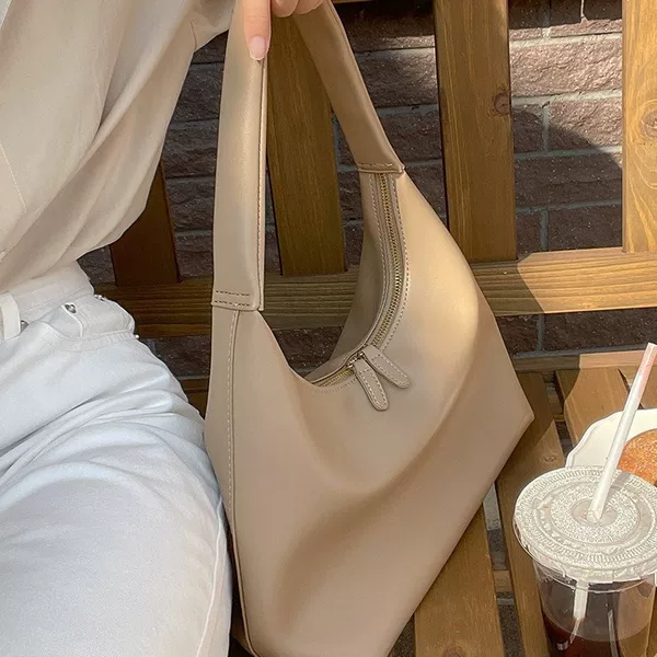 Korean-Style Soft Leather Tote Bag for Women 2026 Retro Simple Fashion Shoulder Dumpling Bag Niche Design Large Capacity Commuter Bag