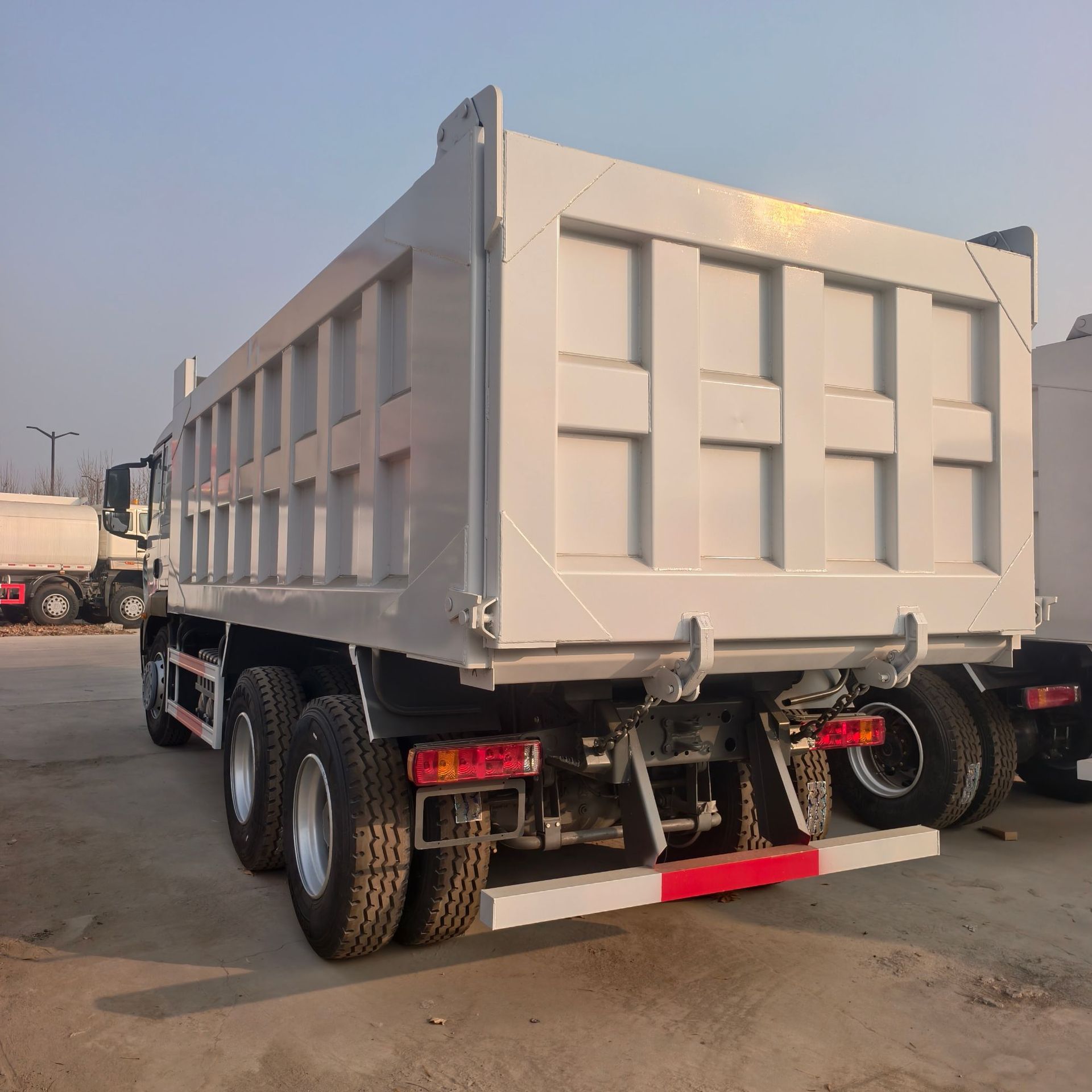 Cross-Border Export of Howo Tx6X4 Dump Trucks with 375 Horsepower and 371 Horsepower, Dumpers, and Earthmoving Trucks Exported to the Middle East