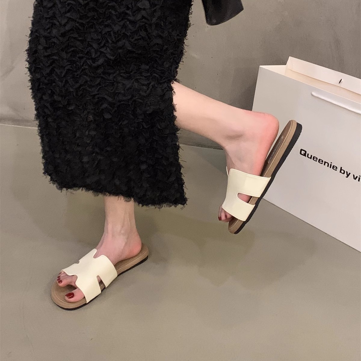 Sandalias y pantuflas francesas planas, zapatos de mujer, ropa exterior de moda 2025 nuevo verano con falda, sandalias de playa junto al mar