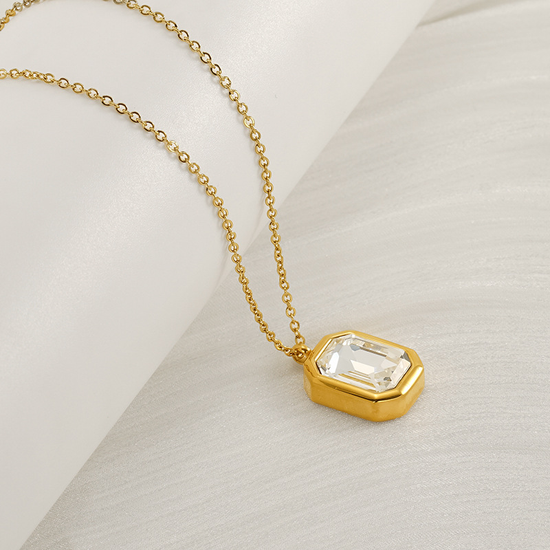 Europa y los Estados Unidos red viento cuadrado de acero inoxidable collar de zircon mujer moda versátil colgante clavícula al por mayor de alta calidad