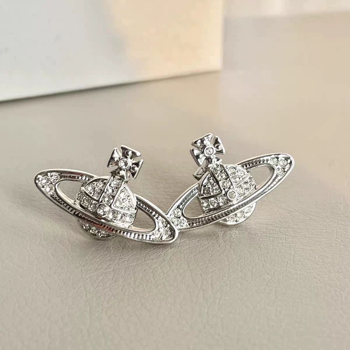 Малые дизайнерские серьги, 925 пробы серебро, украшенные diamonds, стиль высокого качества, ярко запоминающийся стиль