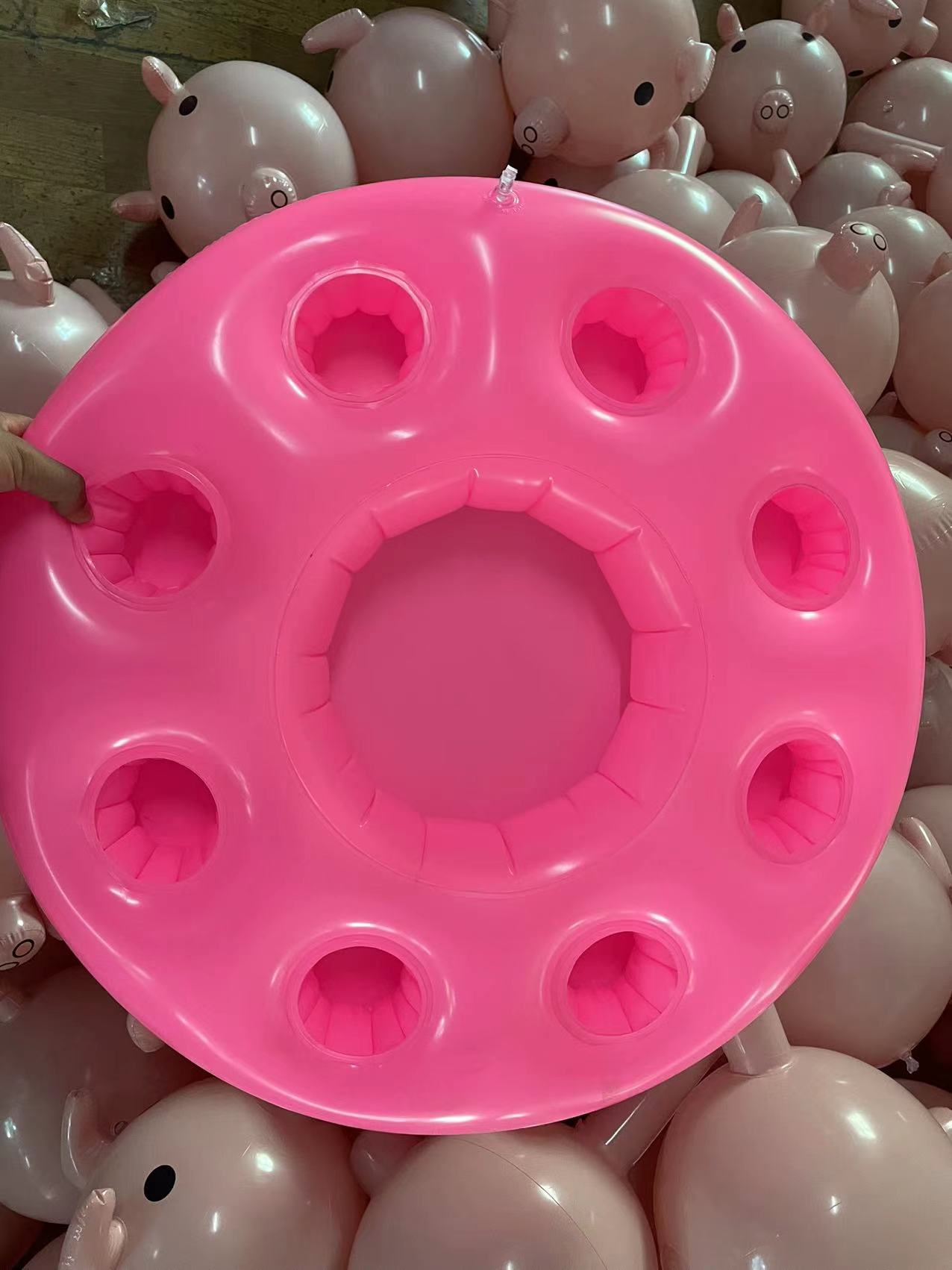 Protección del Medio Ambiente de la fábrica PVC inflable soporte de bebidas asiento poroso teléfono móvil agua inflable cama hielo piscina cena placa