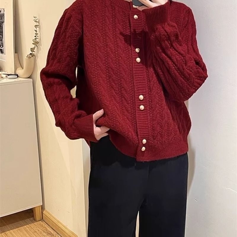 毛衣宽松复古麻花针织外套金扣温柔开衫新款设计红色上衣