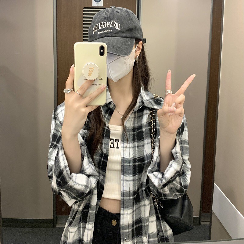 レトロな格子のシャツの女性のデザイン感があります。|undefined