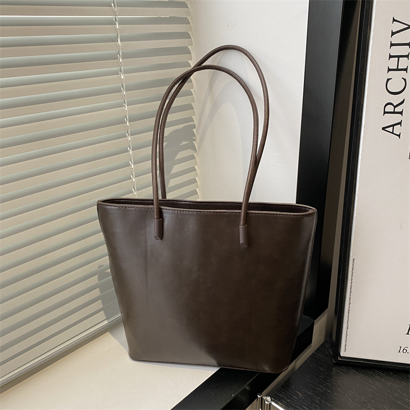 Bolsa de hombro debajo de las axilas 2025 primavera de estilo de estilo de nicho nuevo diseño minimalista estilo de viento gran capacidad bolsa de mano