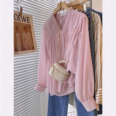 韓国の優しいスタイルのピンクのゆったりとしたプリーツシャツ、女性用、春と秋のフレンチスタイルの高級で超見栄えの良いVネックシフォンシャツ