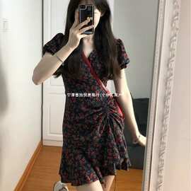 黑色碎花连衣裙女夏新款小个子法式泡泡袖V领收腰显瘦掐腰裙薄纱