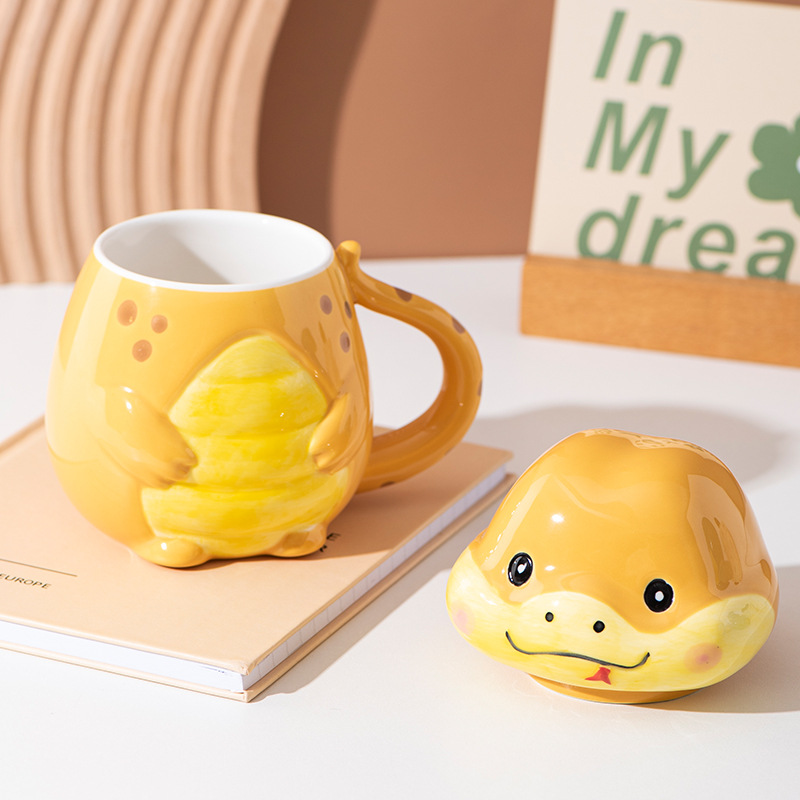 Diseño de serpiente año homófono terrier encantador dibujos animados de cerámica infantil "miedo de la sociedad" modelado taza con tapa con taza de agua cucharada