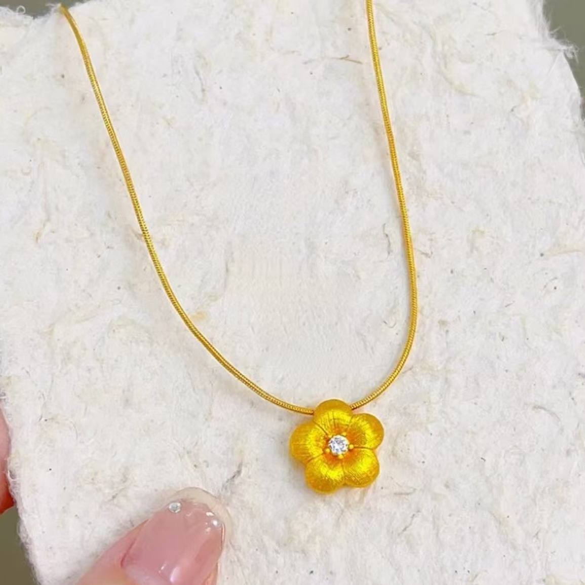 negozio di oro con antica collana con ciondolo a forma di fiore in oro placcato oro e punta da trapano in oro_voghion.com
