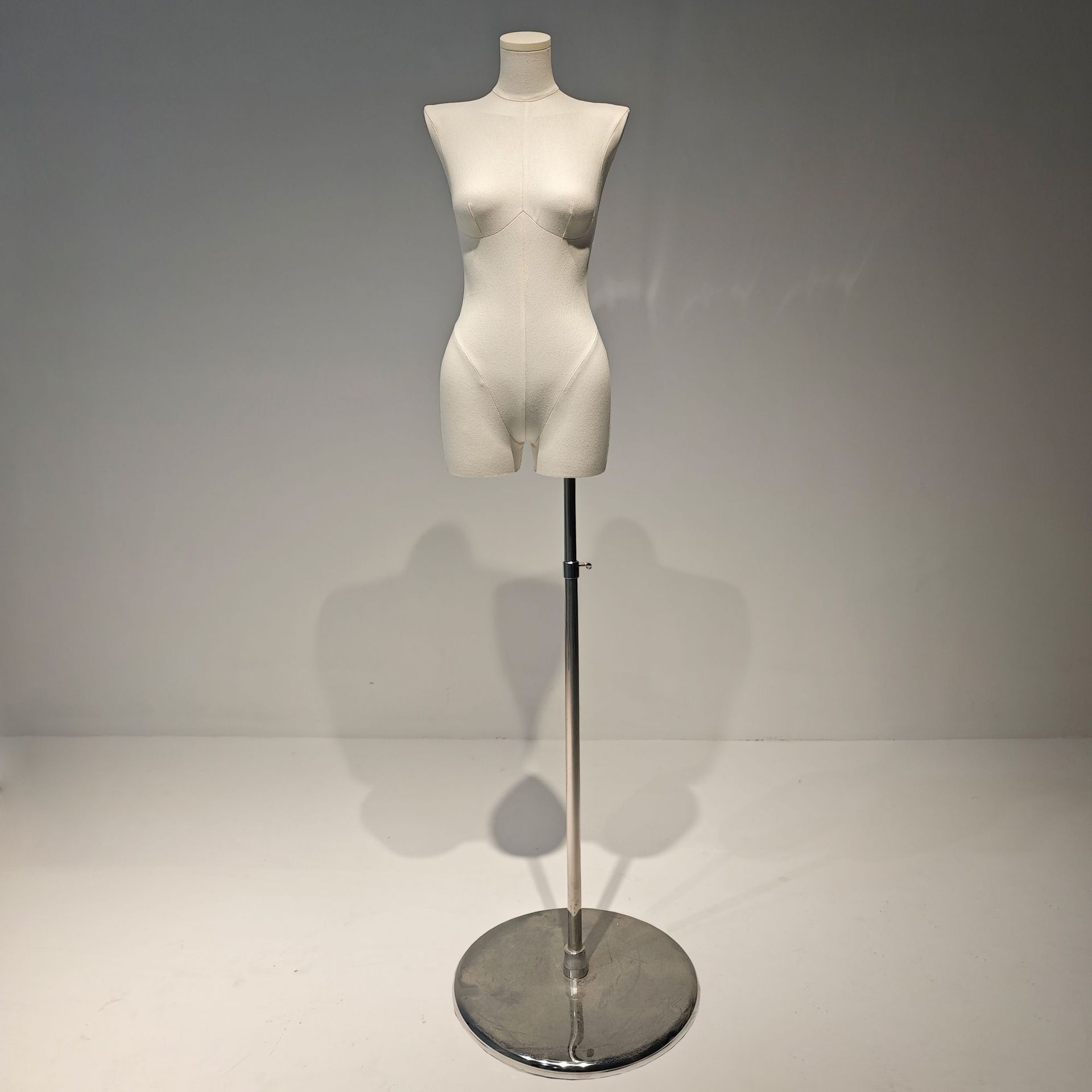 Un hombro plano con piernas divididas, cuerpo completo de tela, estante de exhibición de cuerpo humano, escaparate de tienda de ropa de mujer, exhibición de modelo de plataforma