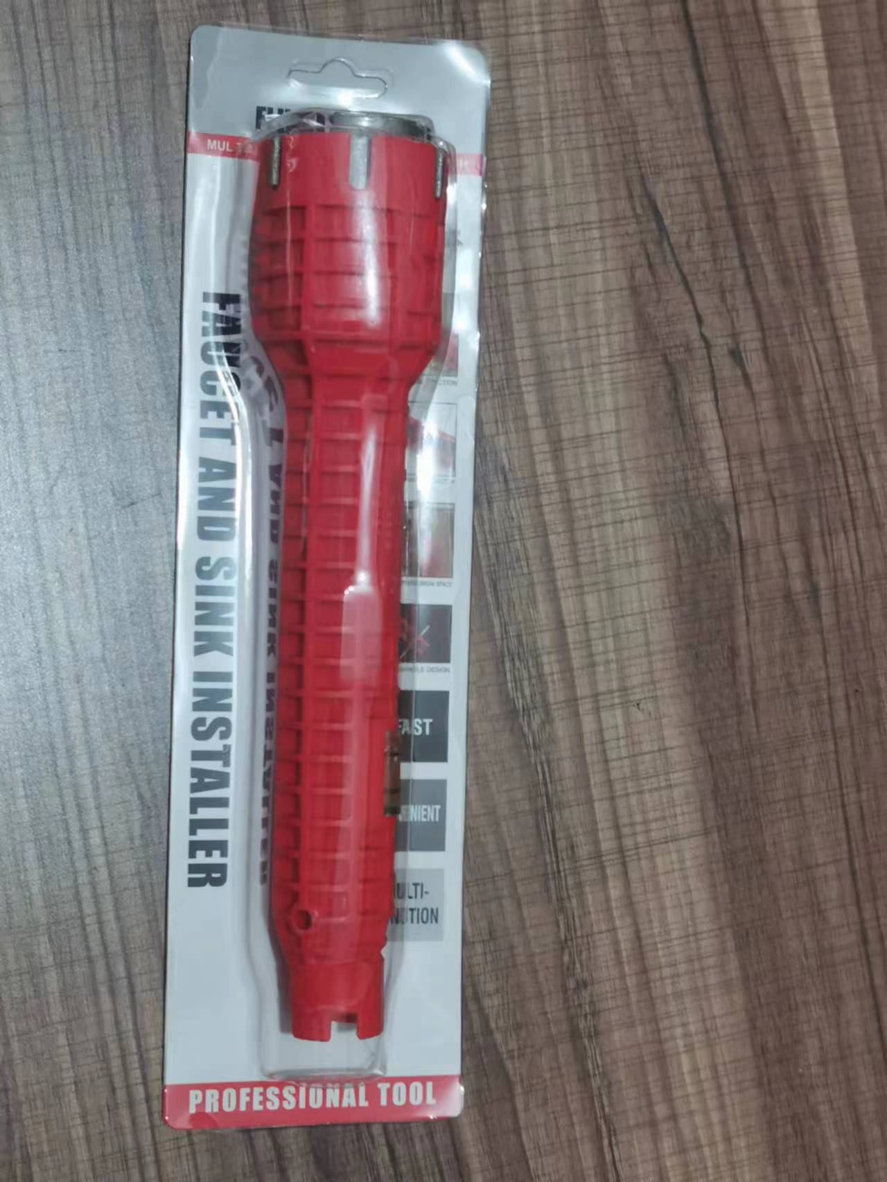 5-in-one 렌치를 설치하기 위해 카드를 삽입하십시오