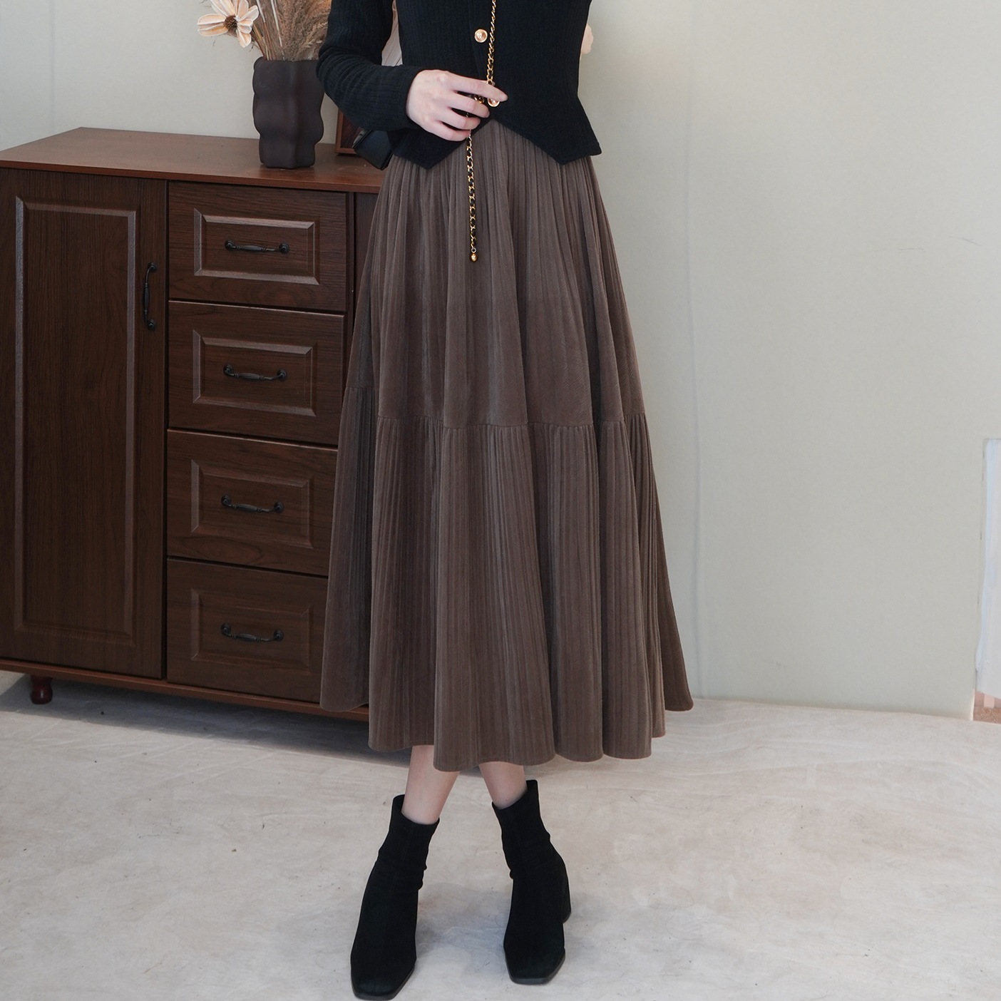 2024 새로운 하이 웨이스트 슬림 피팅 중간 길이 스커트 벨벳 슬리밍 플리츠 스커트 따뜻하게 유지하는 큰 밑단 스커트