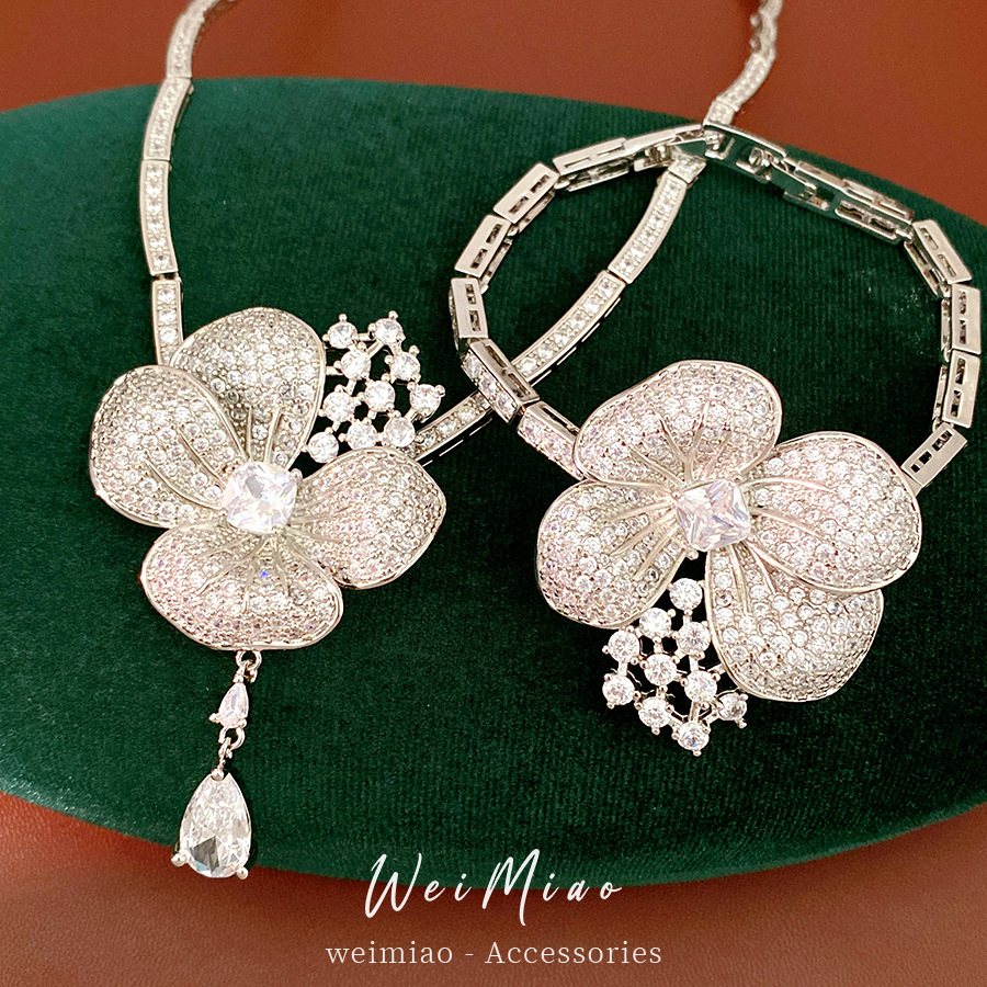 Collar de gota de flores de piedra ligeramente lujoso nicho cerradura palacio estilo sofisticado conjunto de joyería de alto nivel al por mayor