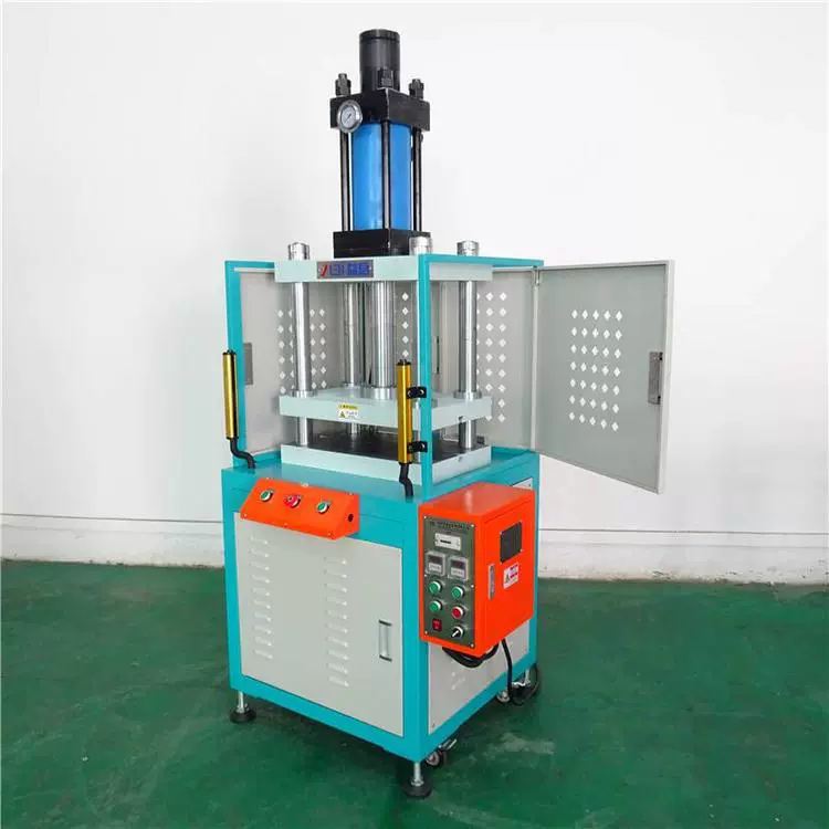 Производители непосредственно поставляют оборудование для четырехколонной формовочной машины для четырехколонной штамповки