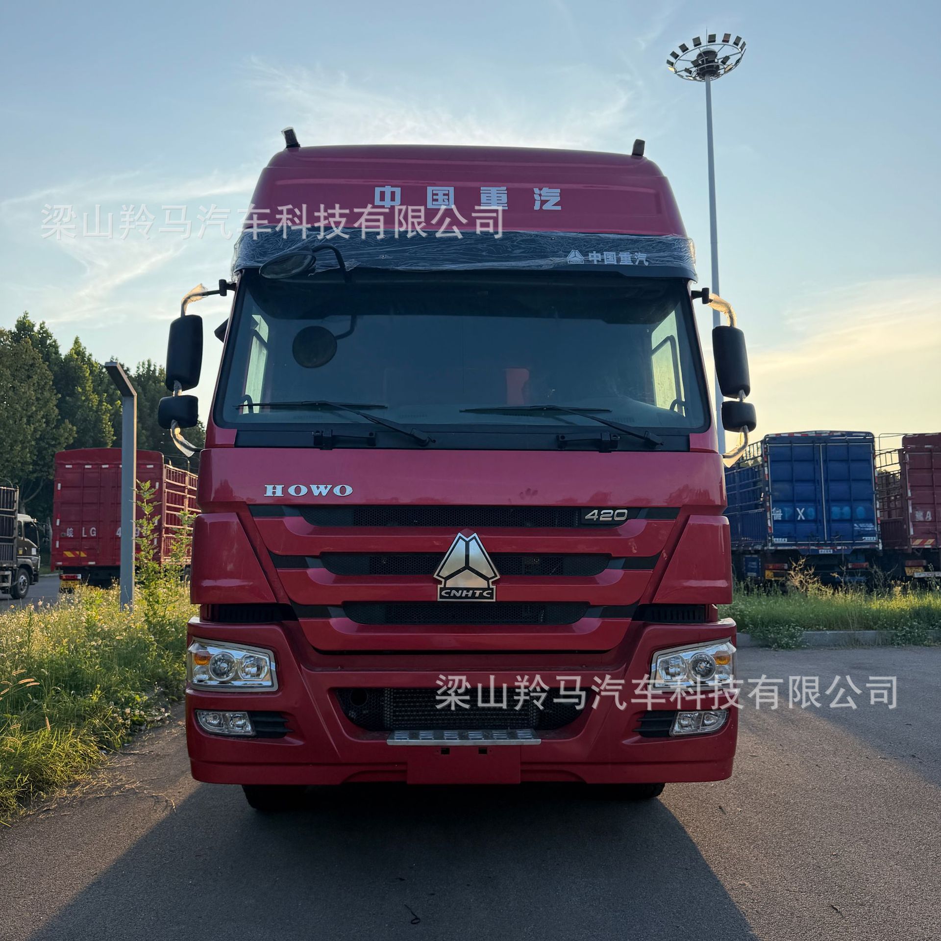 Supply of Sinotruk HOWO6X4 tractor heads, semi-trailer heavy-duty trailer heads, container truck heads with 420 horsepower