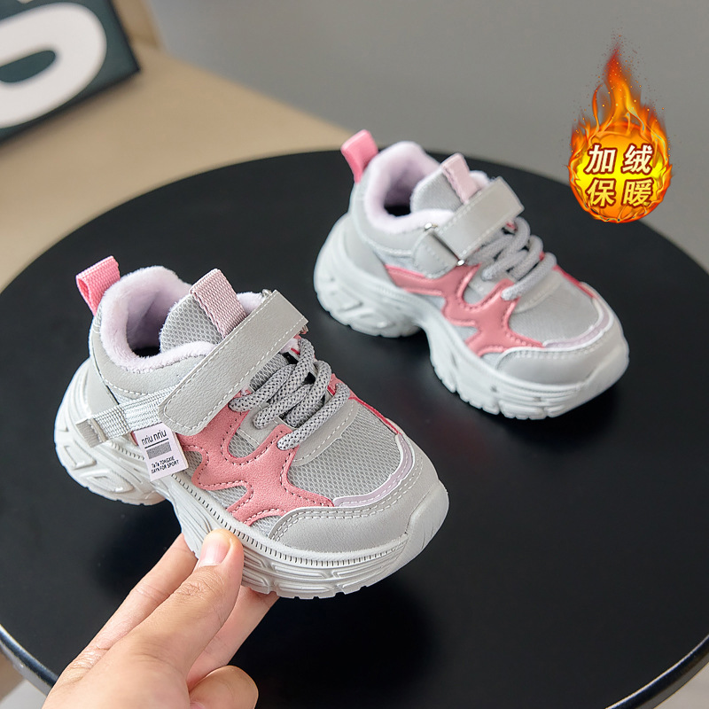 Zapatos infantiles al por mayor 2025 invierno versátil zapatos deportivos para niños calientes ligeros zapatos de correr casuales zapatos de algodón