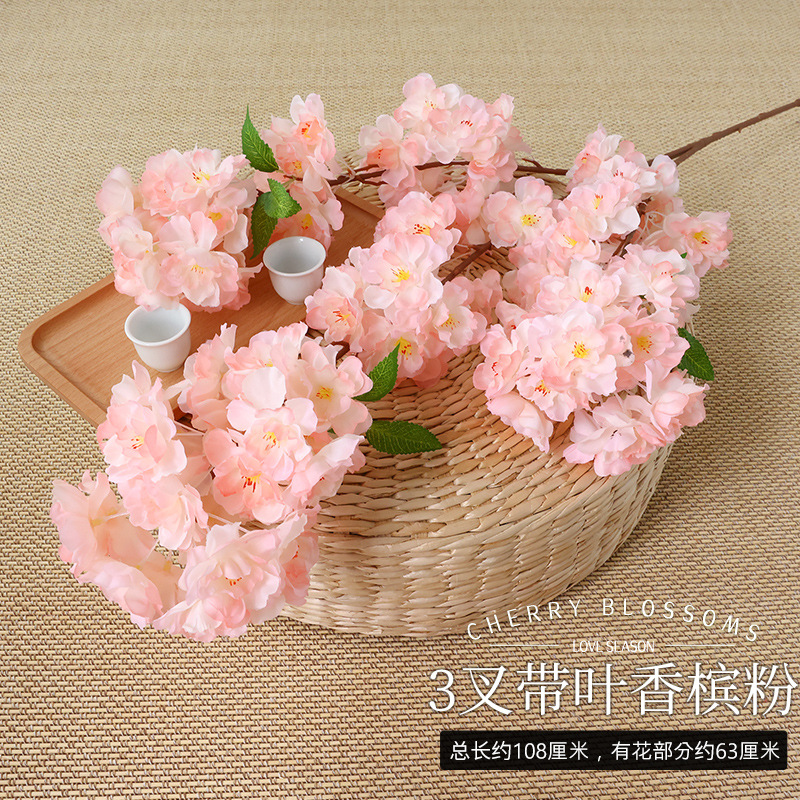 잎이 달린 샴페인 가루 포크 3개