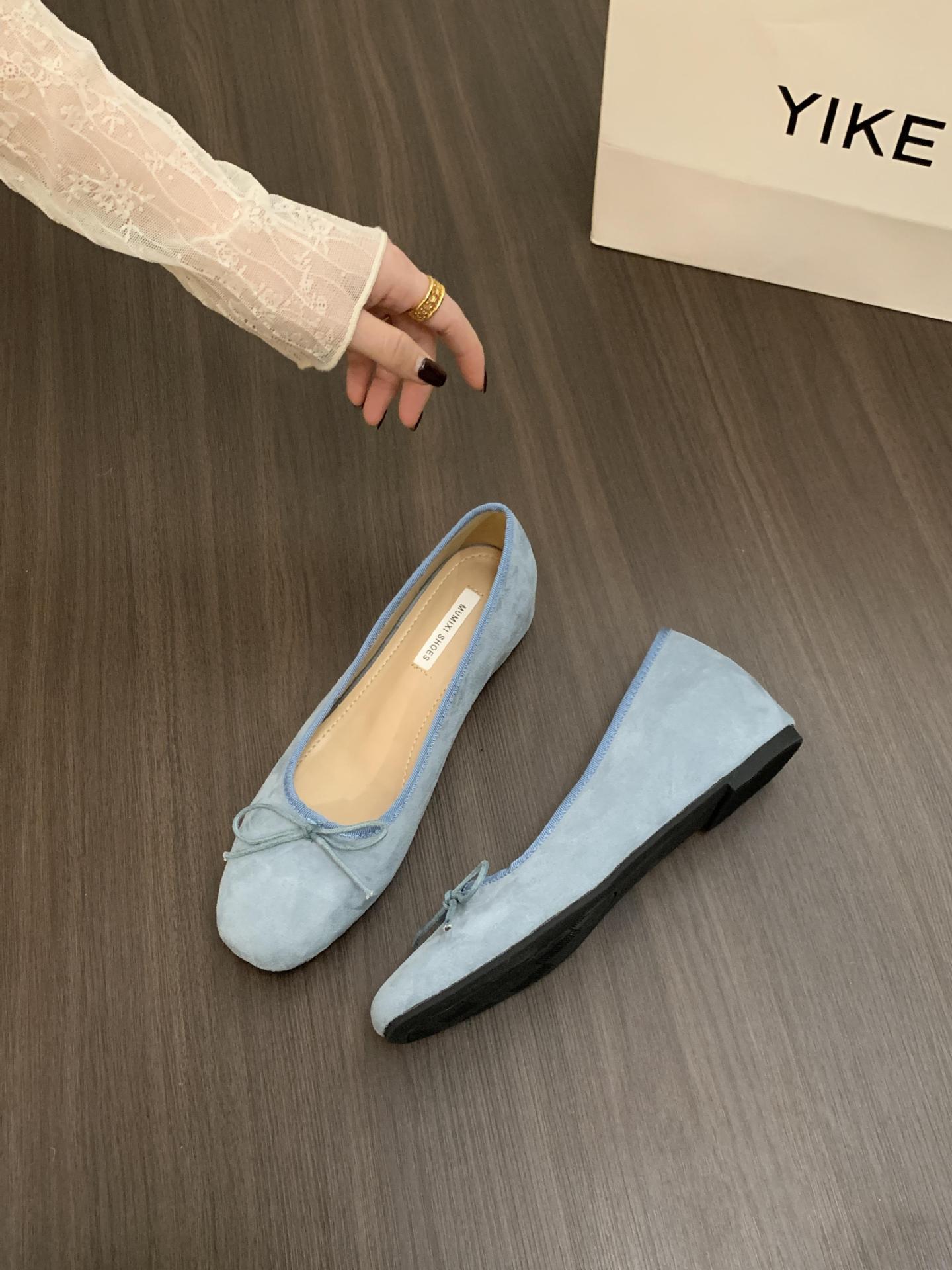 Zapatos individuales de ballet de gamuza realzados en estilo francés, zapatos de mujer 2025 nuevos zapatos de noche rojos con lazo de primavera y otoño