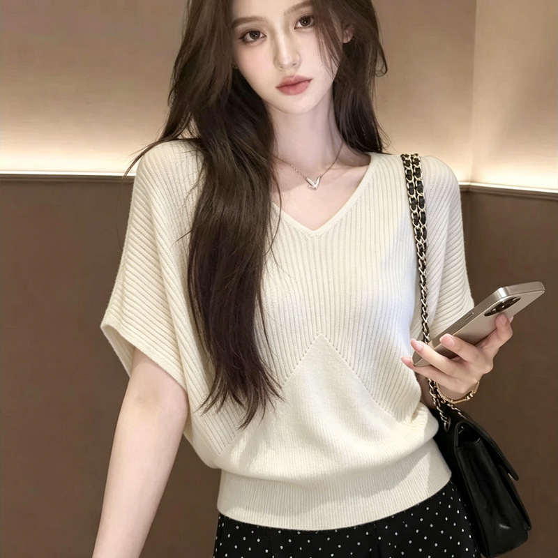 Plus-Size Simple Style V-Neck Batwing Sleeve Short-Sleeve Knit Top for Women, Summer Loose Fit, Slimming and Versatile Top