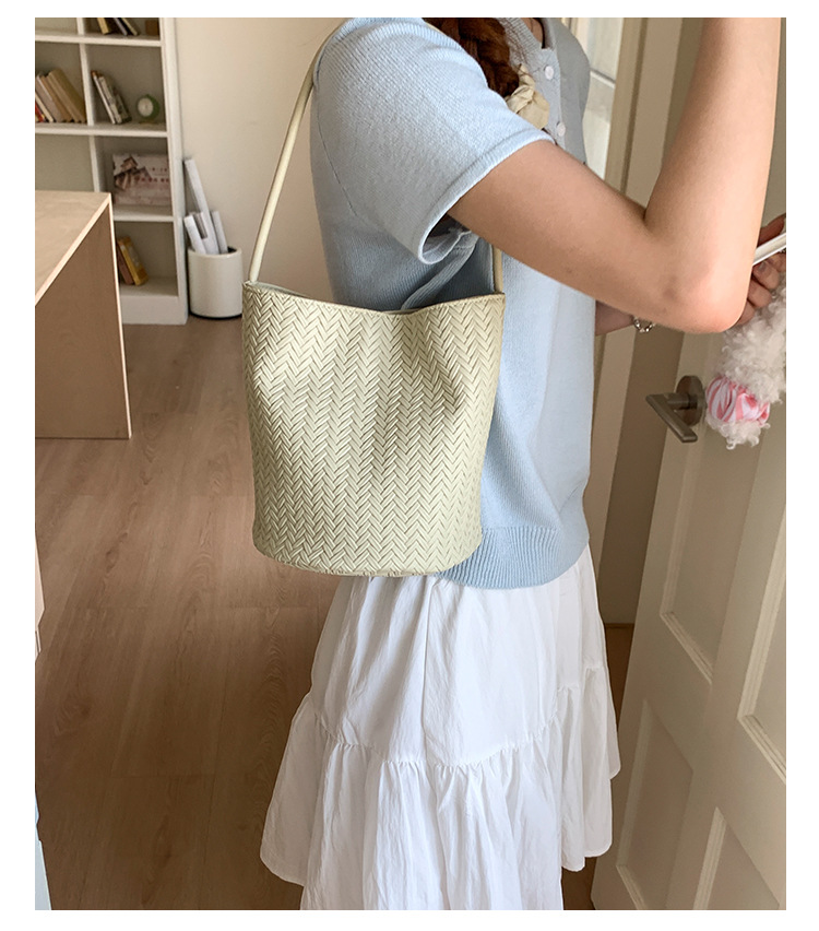 Trendy large-capacity woven bag, fashionable handbag, 2025 new style, versatile bucket bag, simple shoulder bag, underarm bag undefined