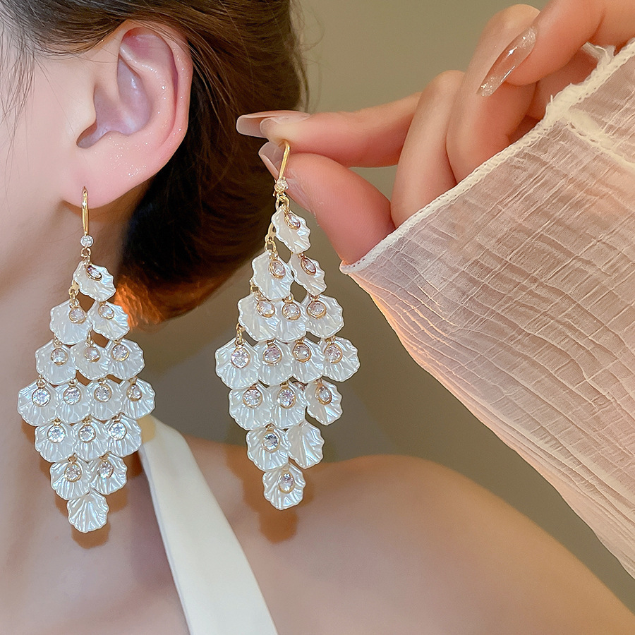 Pendientes de aguja plateados con pétalos de perlas con incrustaciones de diamantes y borlas, pendientes de tuerca de lujo ligeros y de alta gama con un diseño elegante y versátil.