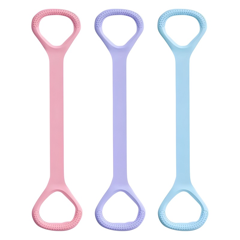 女性の背中を開けて肩を伸ばしてフィットネスの筋を引いて背中の美しい家庭用ヨガの八の字の弾力の縄を練習します。|undefined