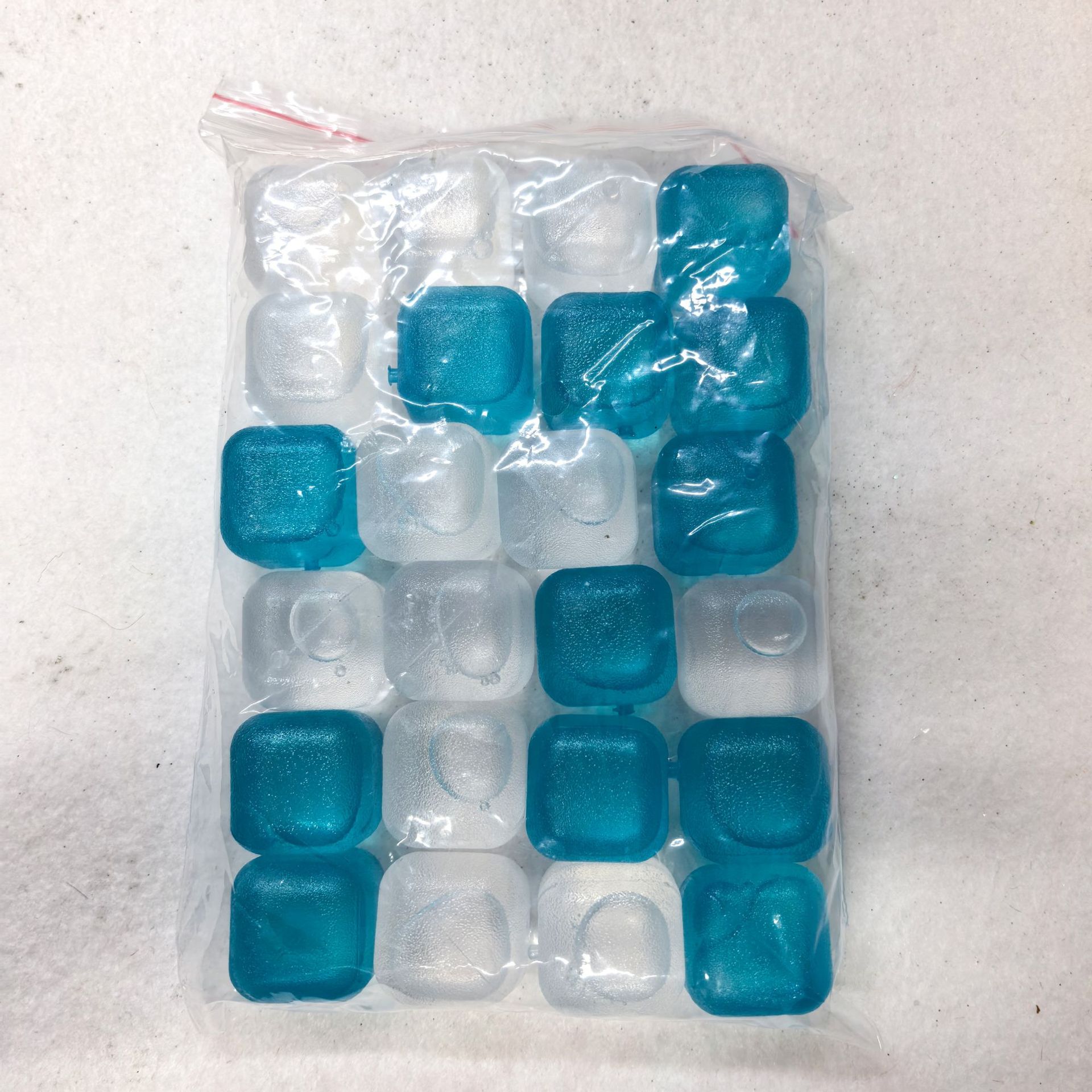 Venta directa de fábrica de 24 cubos de hielo de plástico reutilizables en varias formas para el verano, ideales para bares y fiestas.