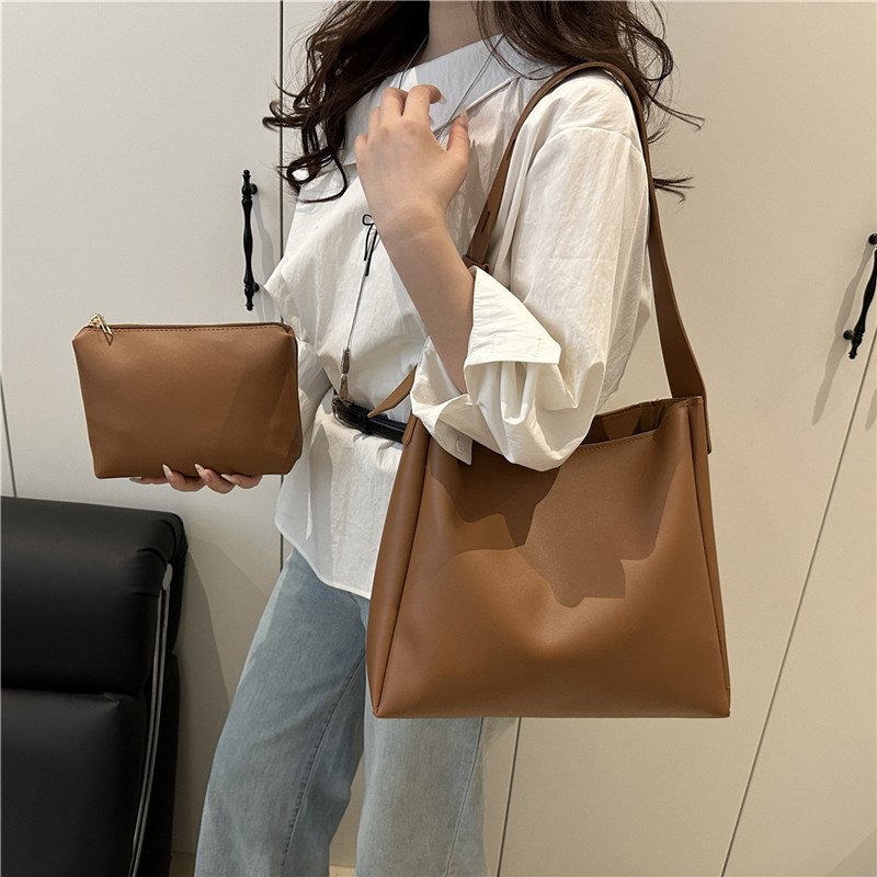 Large Capacity Commuter Tote Bag 2026 Summer New Fashion Versatile Bucket Bag with Handle and Shoulder Strap Large Capacity Commuter Tote Bag 2026 Summer New Fashion Versatile Bucket Bag with Handle and Shoulder Strap