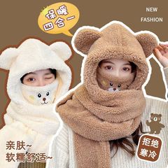 熊の帽子のマフラーが一体になっています。