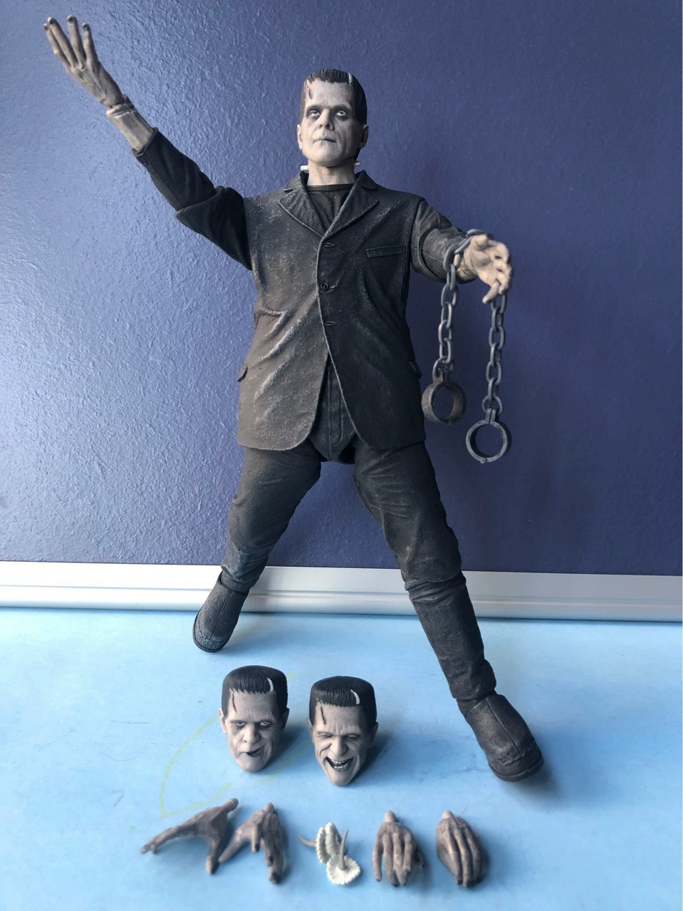 NECA Научная Странная Франкенштейн Цвет Черно-Белый Двойная Версия 7-дюймовая Подвижная Парижская Ручная Модель