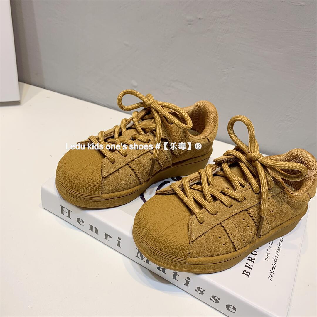 Zapatos de tacón de piel de vaca para niños 2023 Primavera y otoño Nueva zapatilla de deporte para niños de estilo coreano zapatos de bebé para niñas medianas y grandes para niños